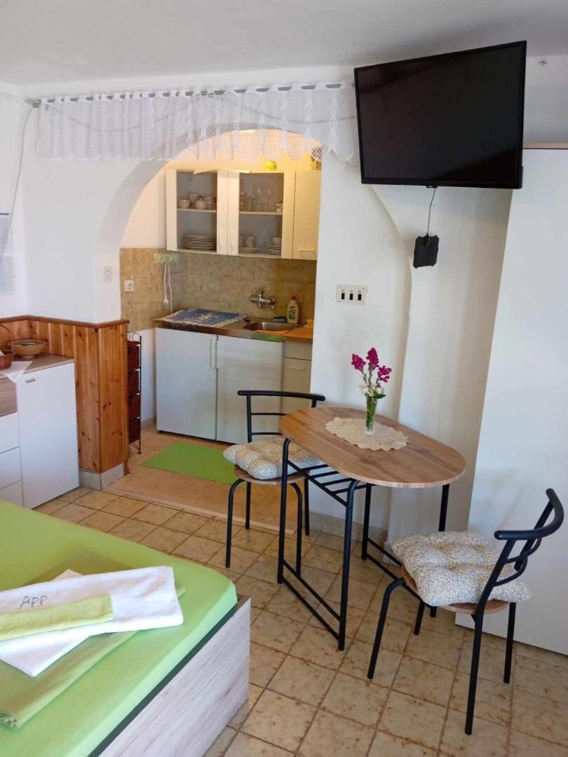 Apartments And Rooms By The Sea Martinscica, Cres - 23980 Ngoại thất bức ảnh
